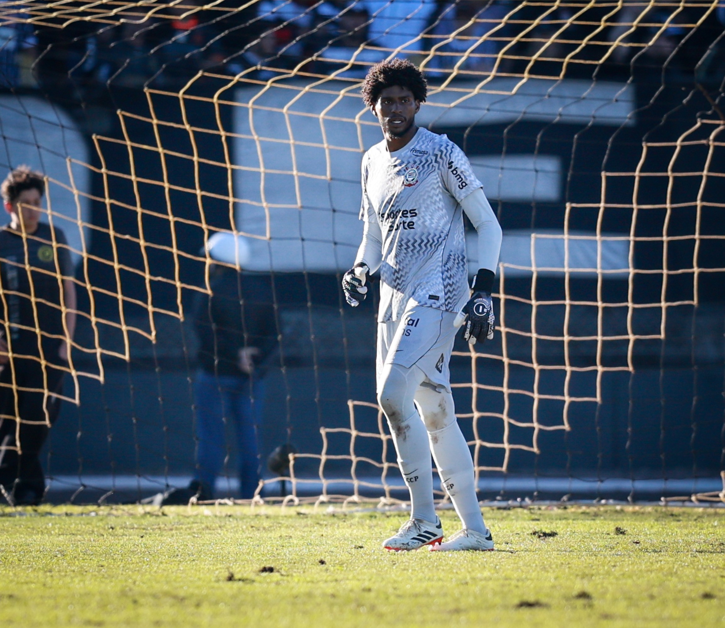 Hugo Souza durante amistoso entre Cascavel e Corinthians
