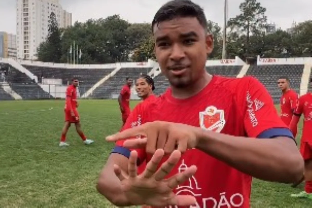 Arthur Tigrão, atacante do Ibrachina, exibe seis dedos em comemoração