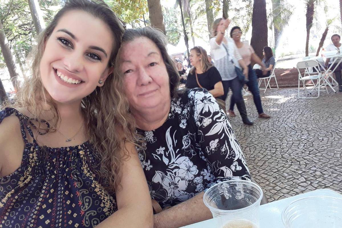 Camila Barozzi ao lado da avó, Jandira Marina Dias Braga