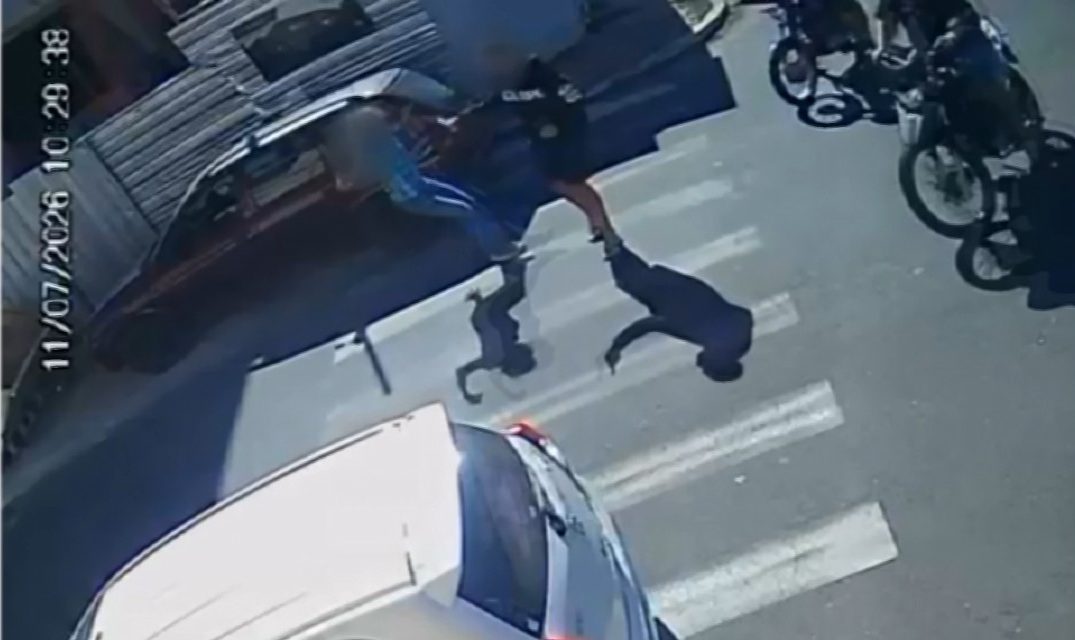 Idosa caída no chão após briga de trânsito em Itapira
