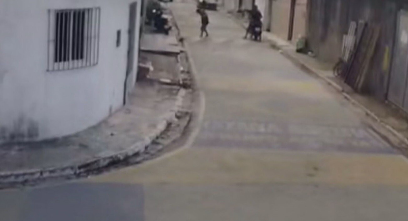 Rua em Goiana durante roubo de motocicleta registrado por câmera de segurança
