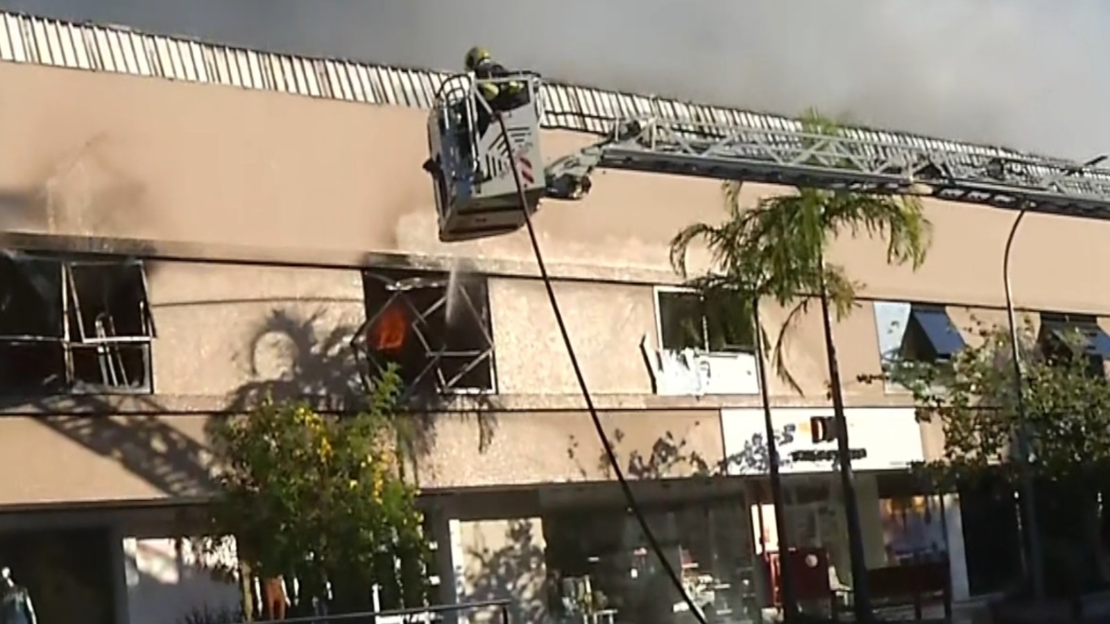 Bombeiros combatem incêndio em distribuidora e lojas em Fortaleza