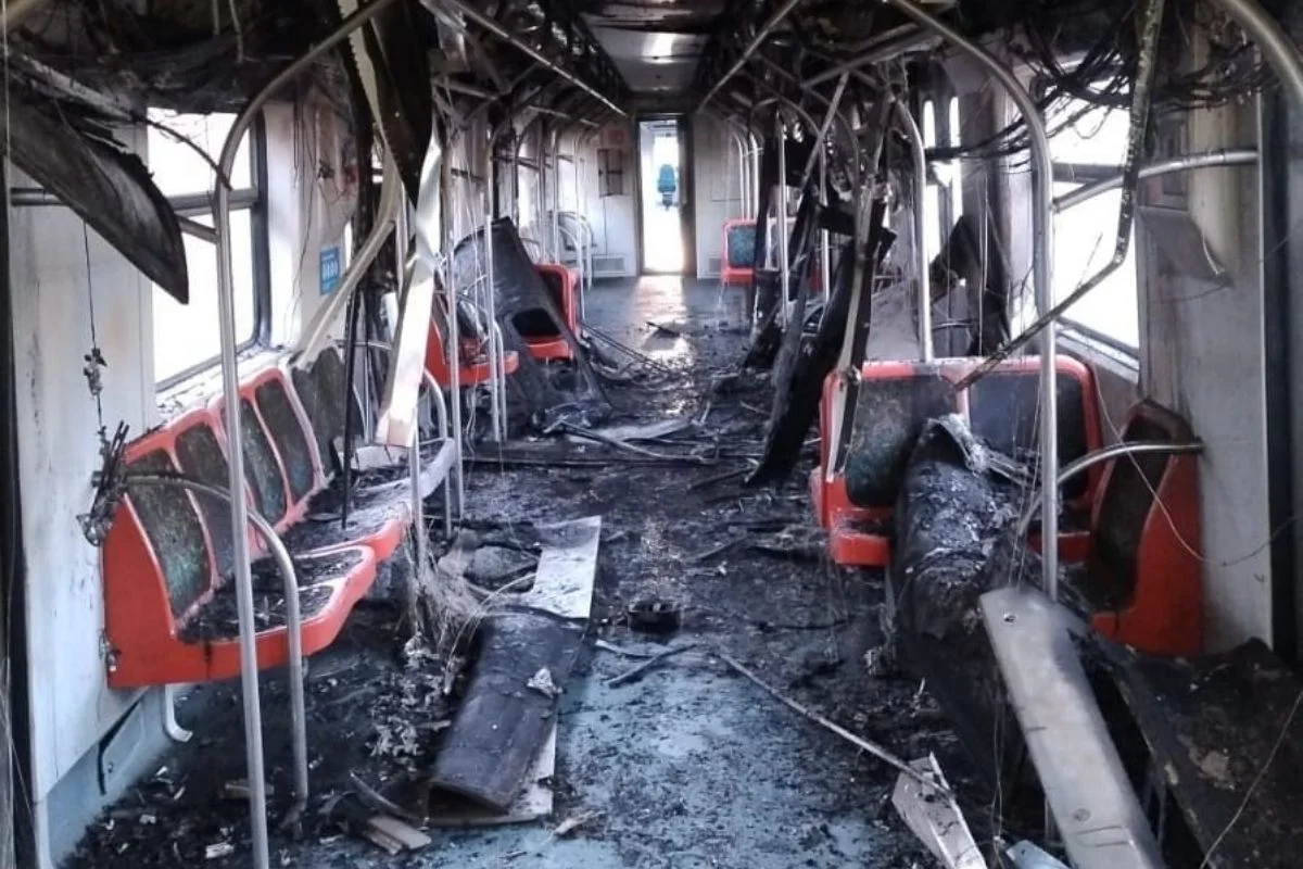 Interior de vagão de trem destruído por incêndio na linha 12-Safira