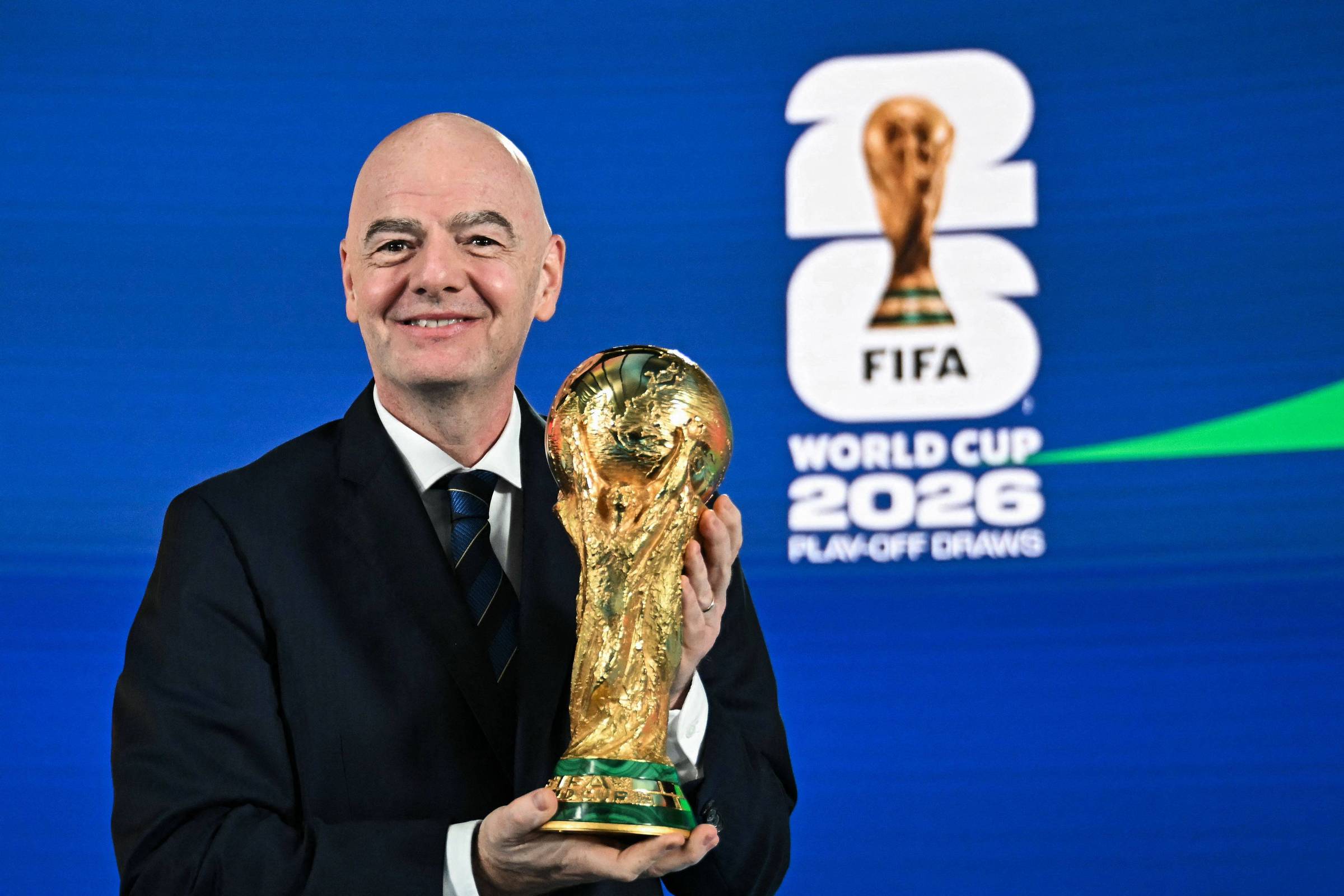 Gianni Infantino com o troféu da Copa do Mundo