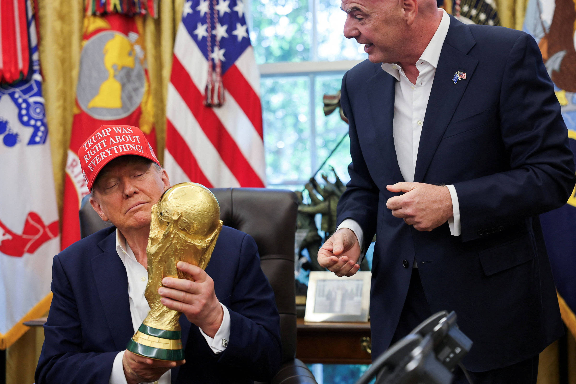 Gianni Infantino e Donald Trump com o troféu da Copa do Mundo