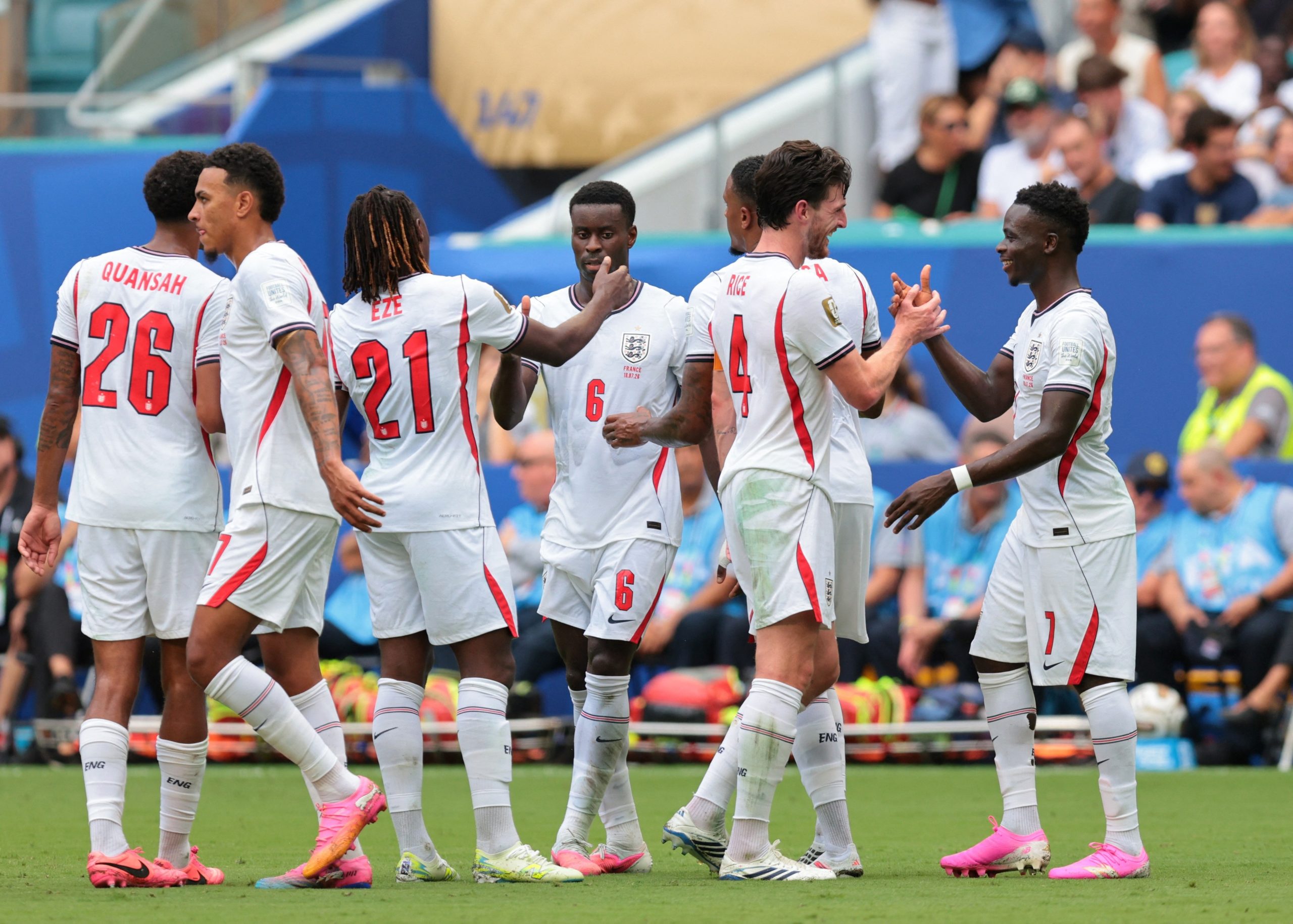 Jogadores da Inglaterra comemoram gol contra a França na decisão do terceiro lugar da Copa de 2026