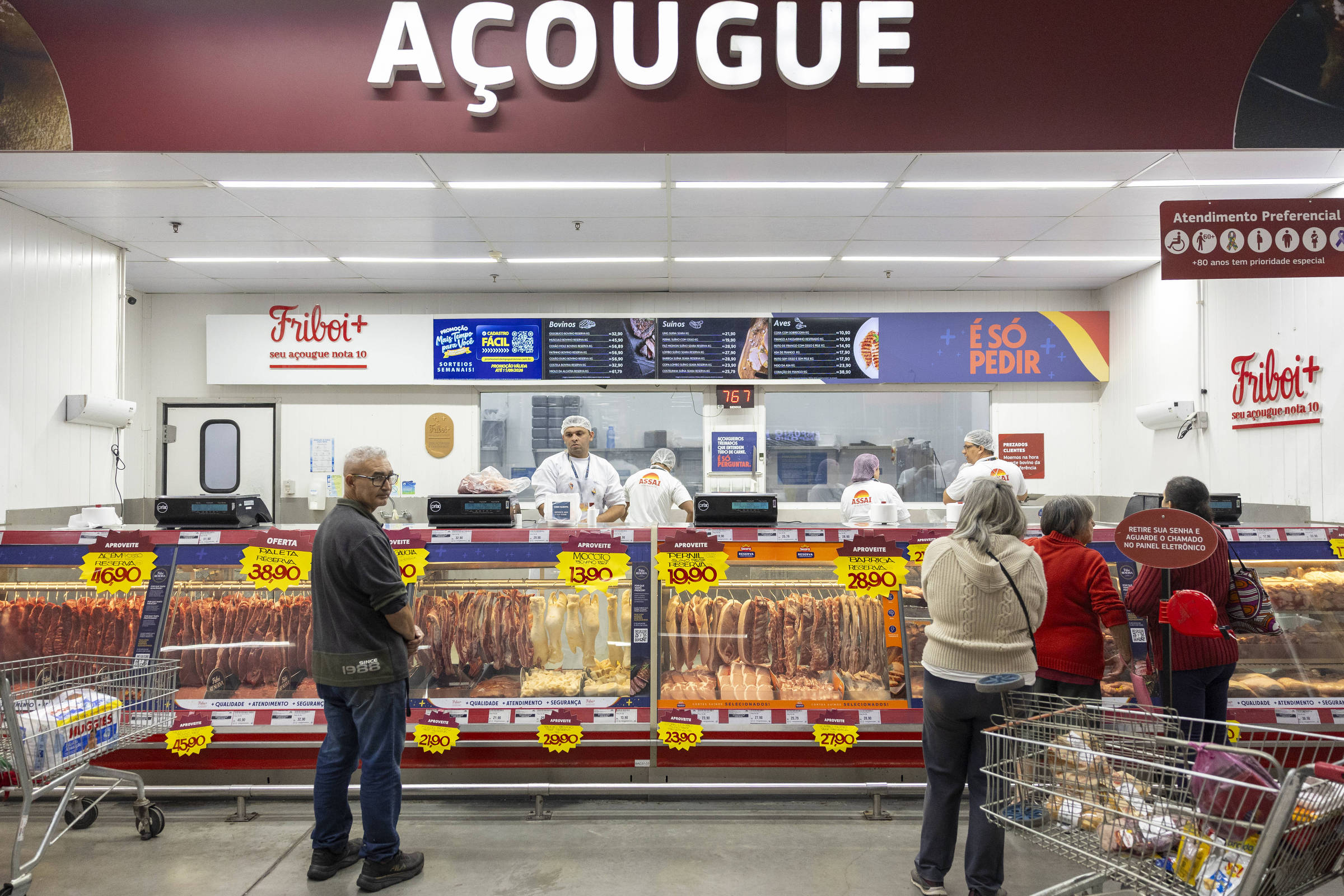 Clientes em açougue de atacarejo