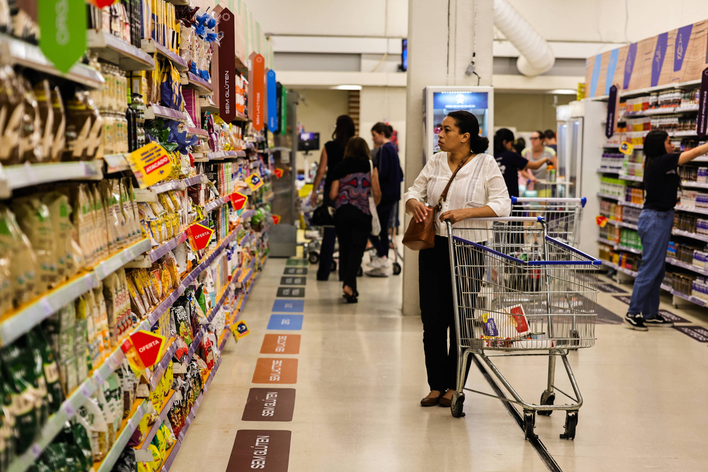 Clientes fazem compras em supermercado