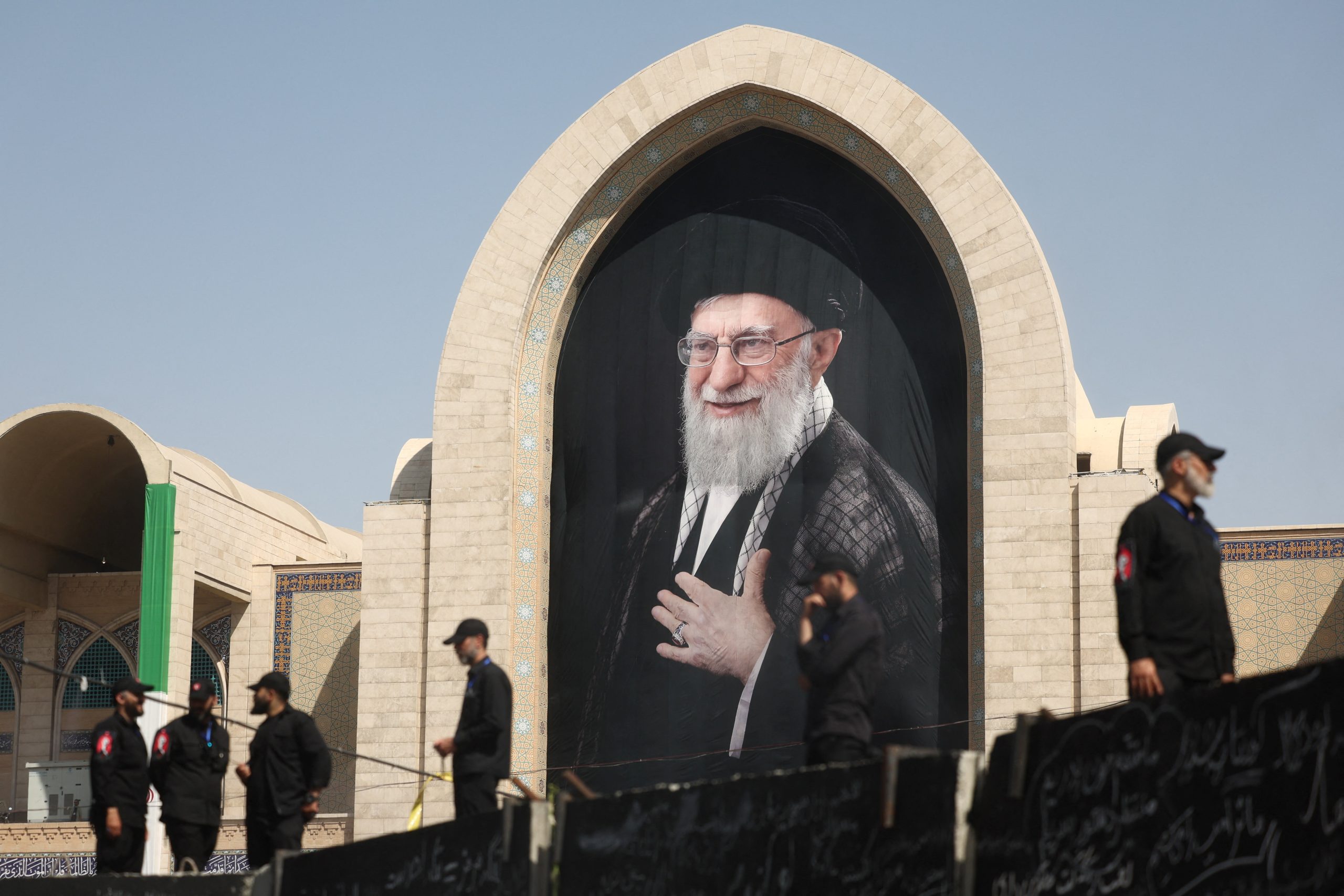 Retrato de Ali Khamenei em cerimônia pública de despedida