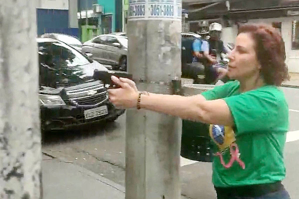 Carla Zambelli aponta arma em rua de São Paulo