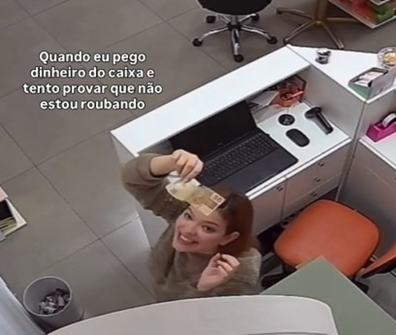 Jhovana Melo em vídeo dentro de loja