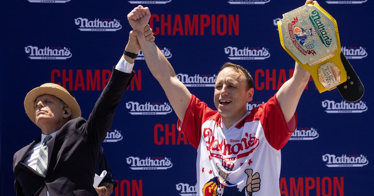 Joey Chestnut durante competição de cachorro-quente