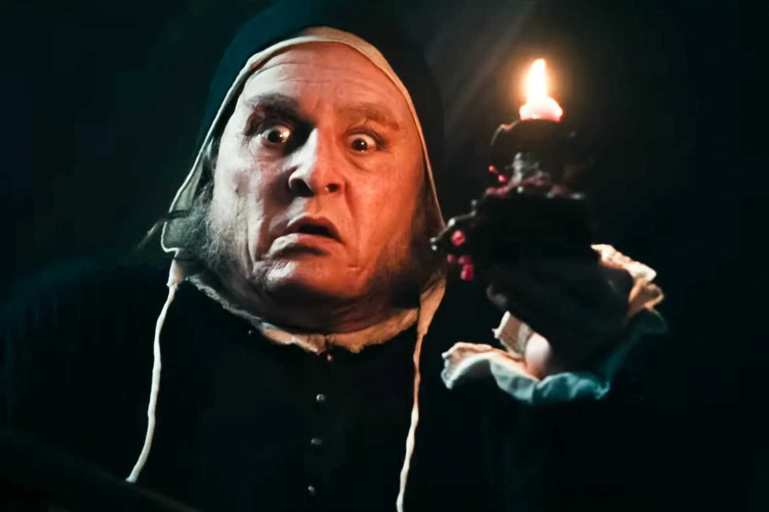 Johnny Depp caracterizado como Ebenezer Scrooge
