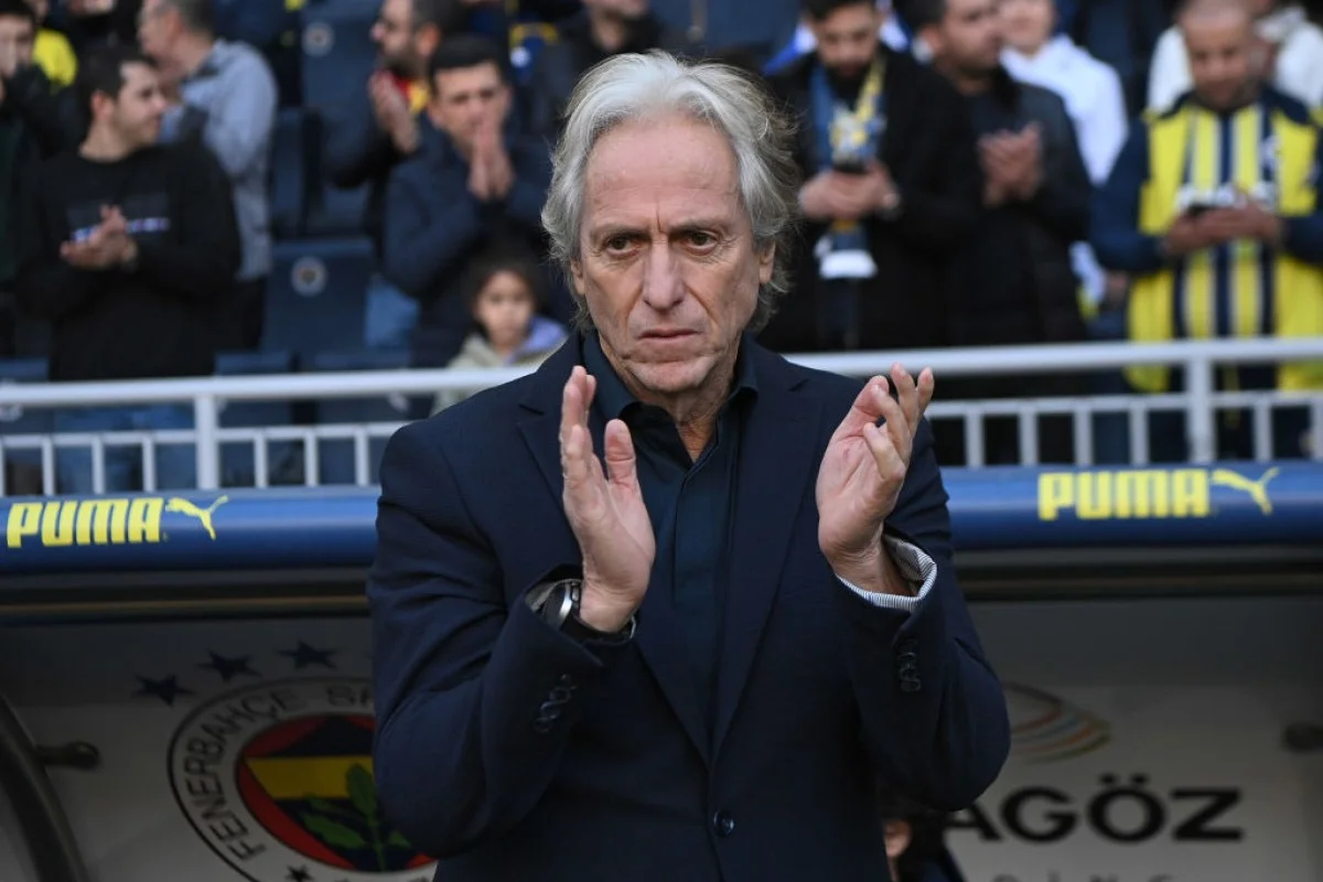 Jorge Jesus batendo palmas durante partida