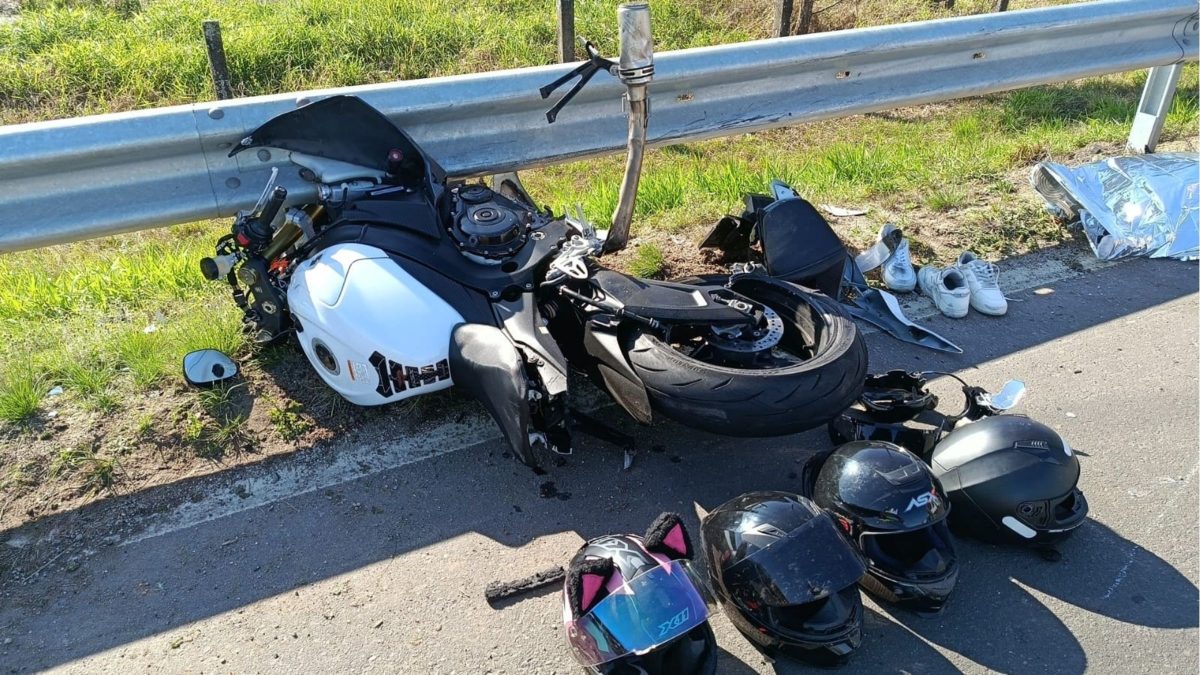 Bombeiros atendem acidente com motocicletas na BR-101, em Içara