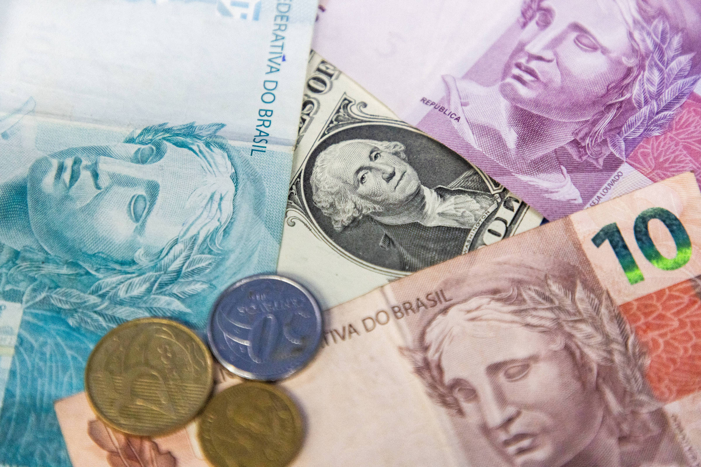 Notas de real e dólar sobre uma superfície