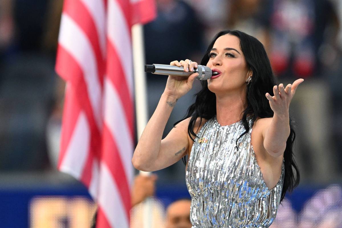 Katy Perry cantando o hino nacional dos Estados Unidos no SoFi Stadium