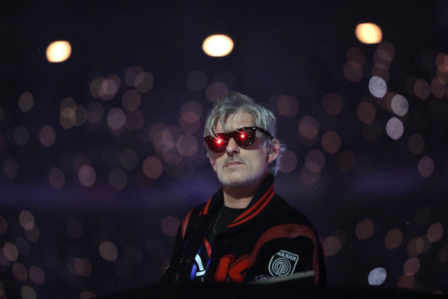 Kavinsky durante apresentação no Stade de France