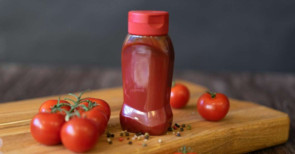 Ketchup vermelho servido como molho