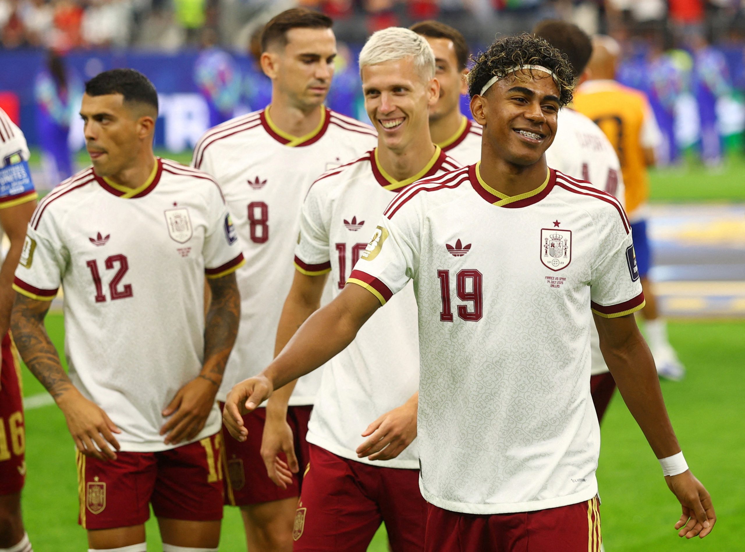 Lamine Yamal usando faixa na cabeça durante jogo da Espanha