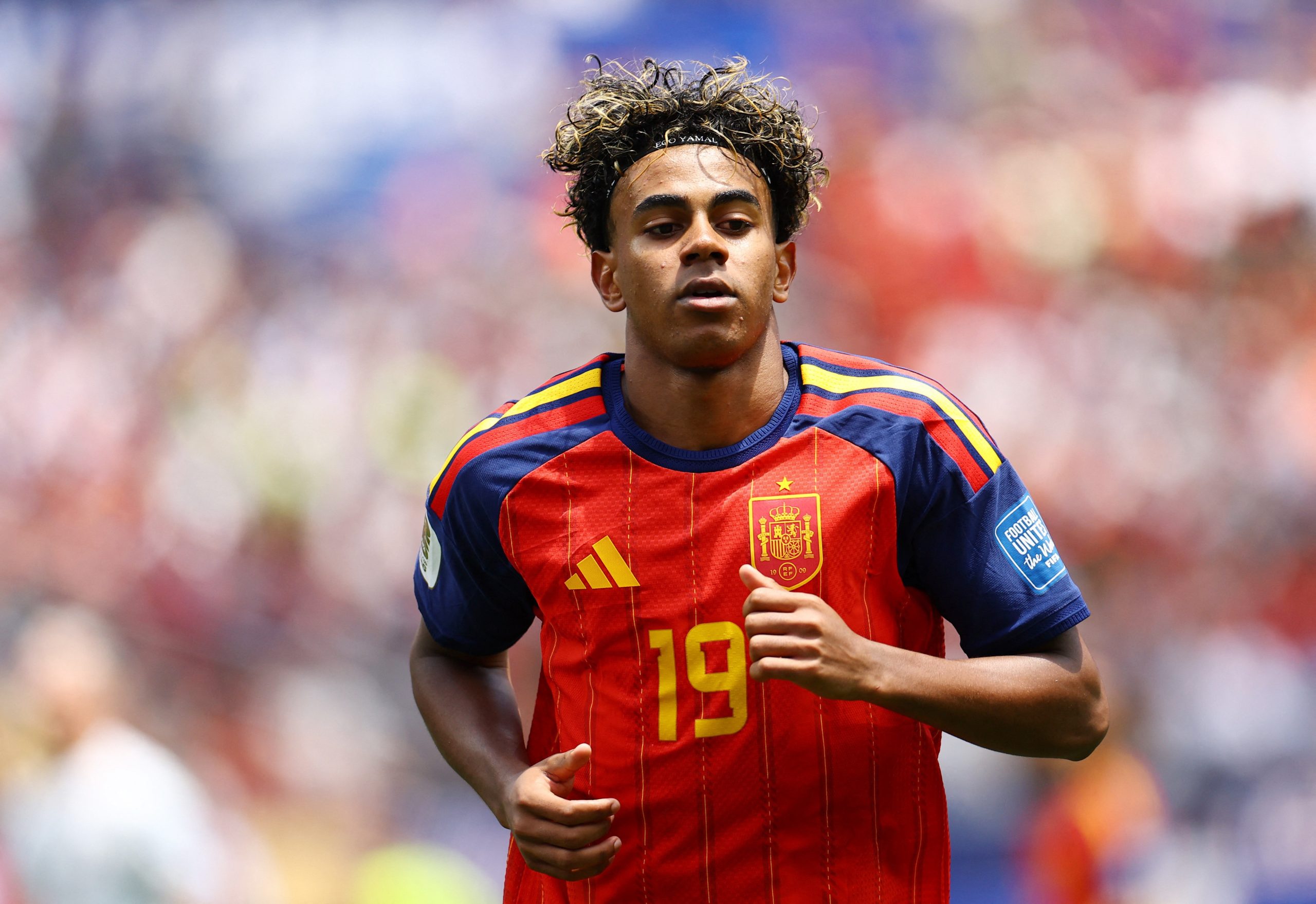 Lamine Yamal durante partida da seleção espanhola