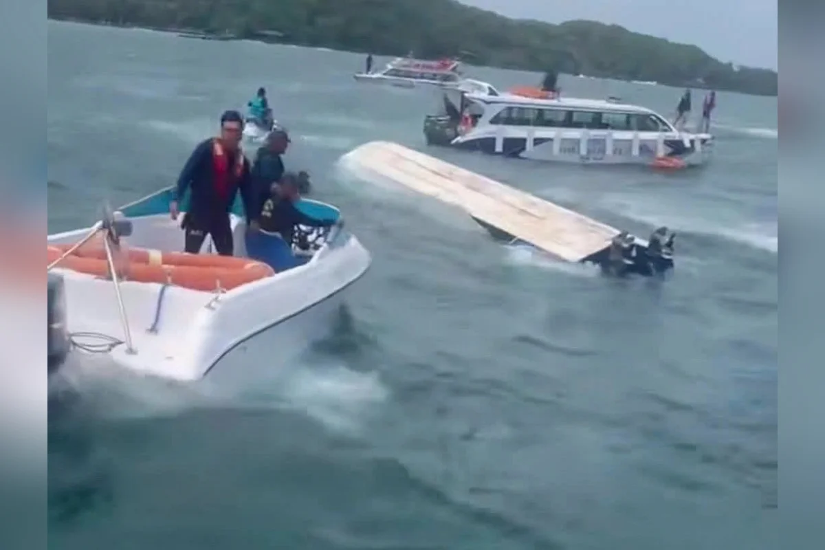 Lancha turística parcialmente submersa no mar próximo a Phu Quoc