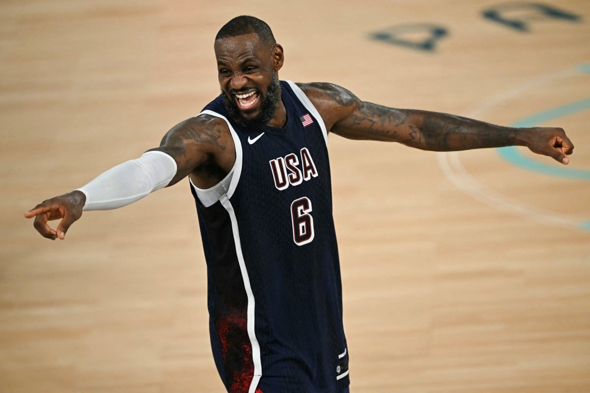 LeBron James durante partida de basquete