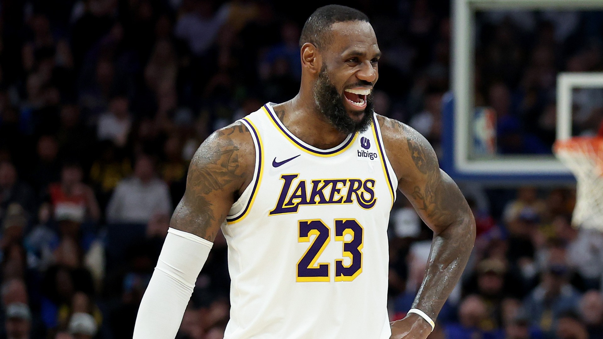 LeBron James e Stephen Curry em jogo da NBA