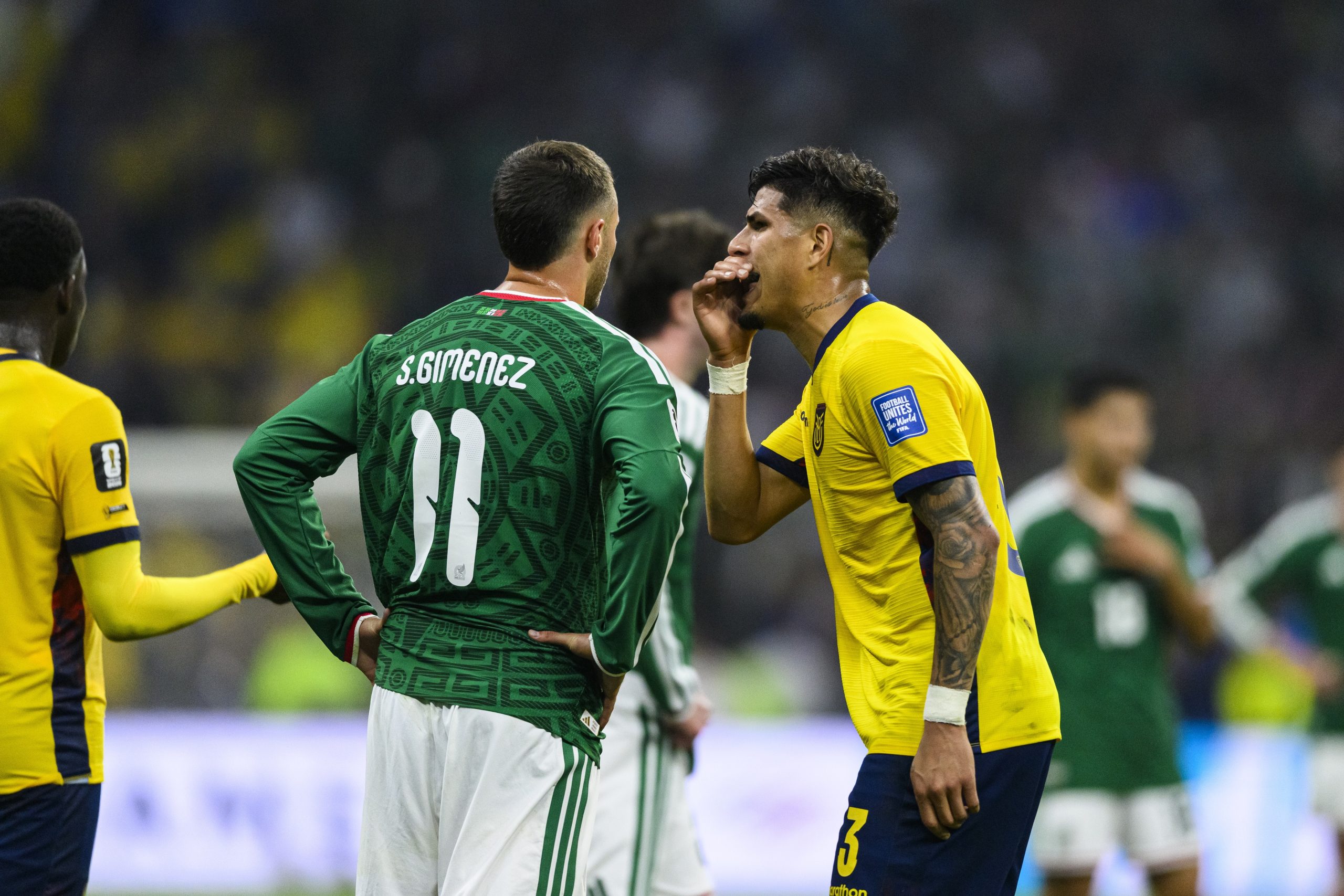 Piero Hincapié cobre a boca durante discussão com Santi Giménez