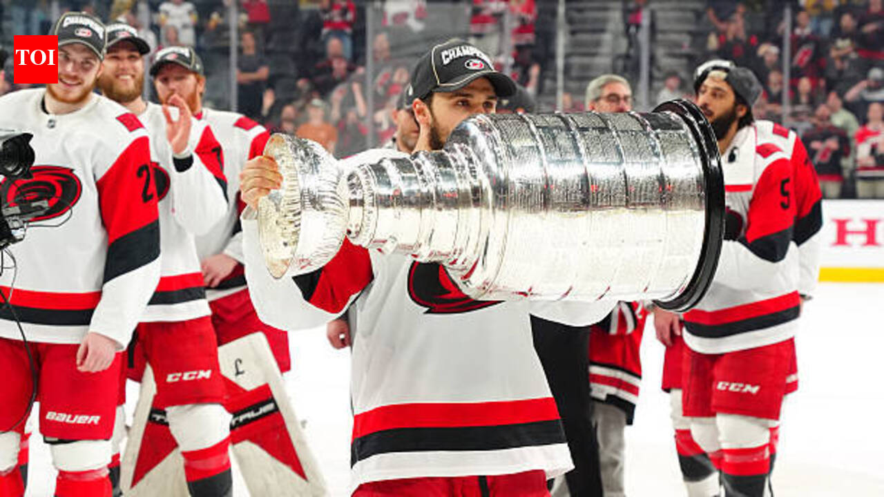 Logan Stankoven durante desfile de vitória do Carolina Hurricanes