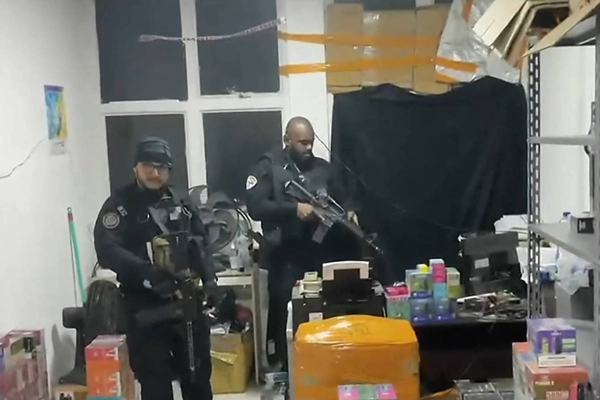 Agentes cumprem mandados durante operação contra esquema de lavagem de dinheiro