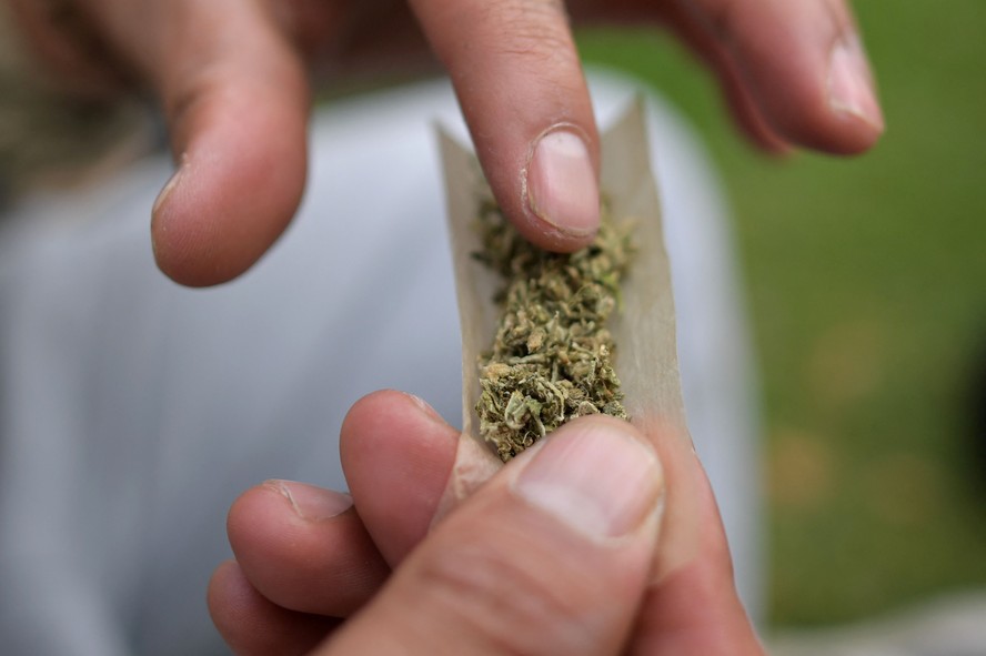 Homem prepara cigarro de maconha durante ato do 4/20 em Bogotá