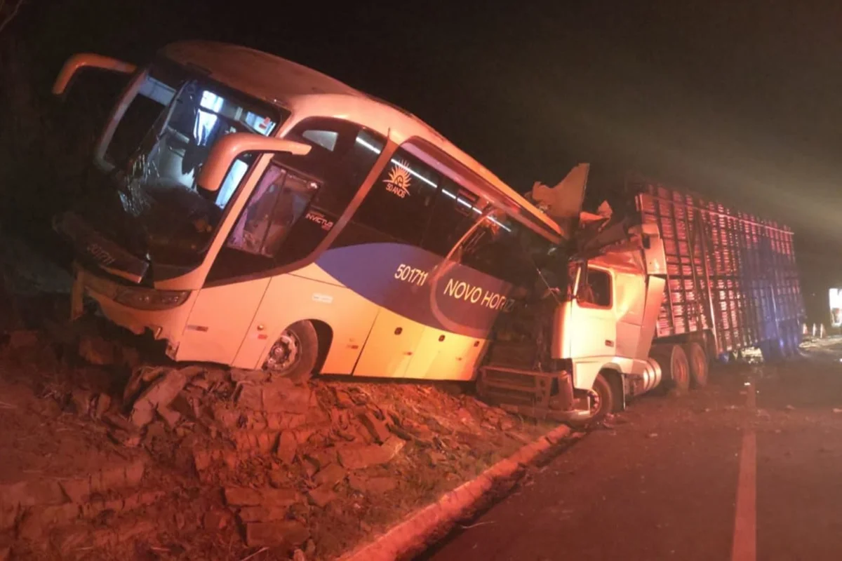 Ônibus danificado após acidente na BR-135 em Minas Gerais