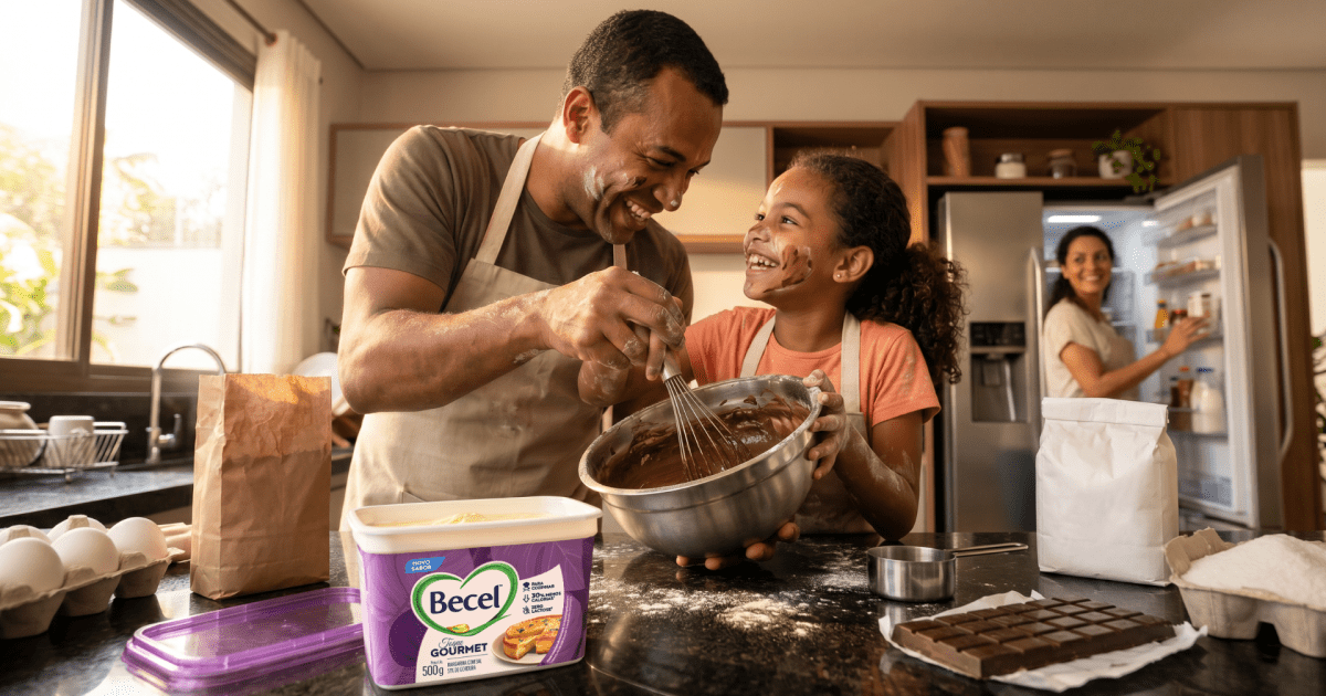 Margarina em pote ao lado de fatias de pão