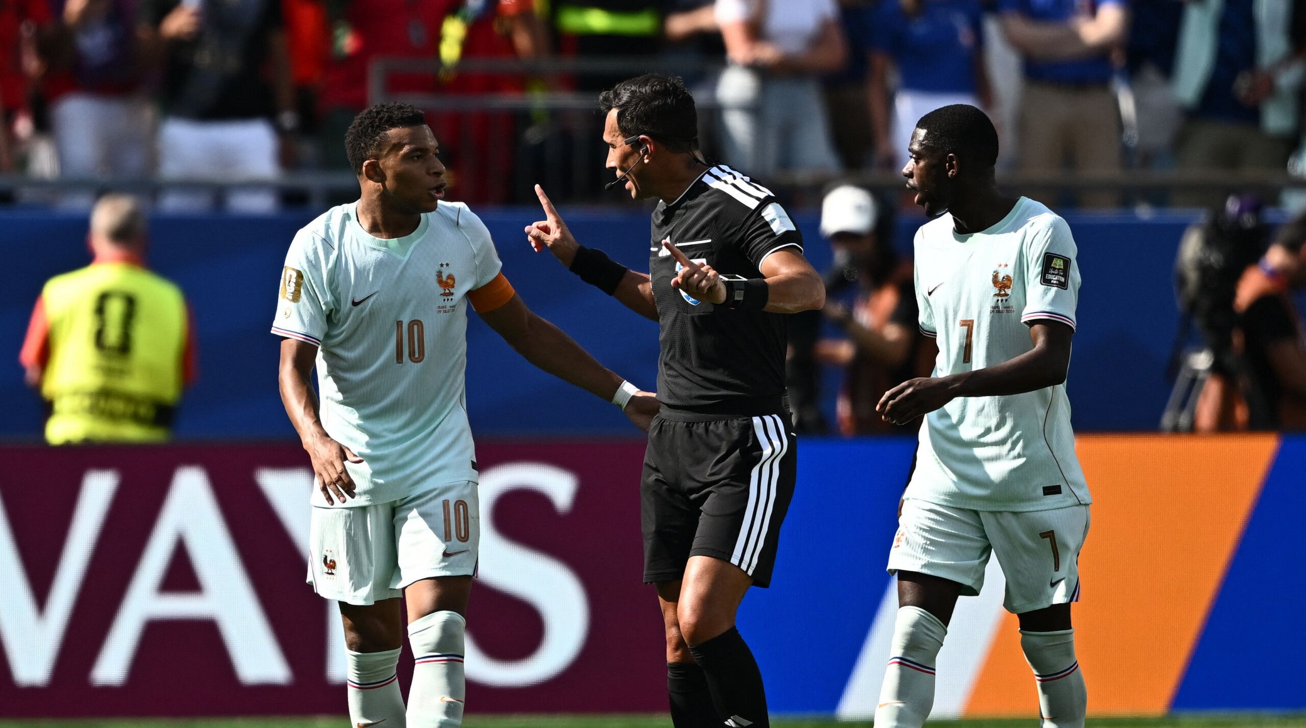 Kylian Mbappé durante partida da seleção francesa