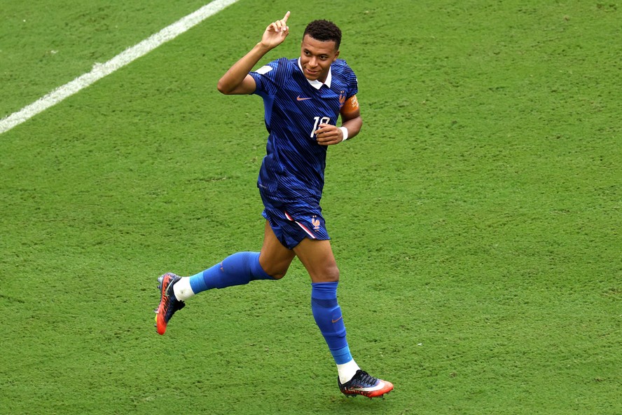 Kylian Mbappé comemora gol da França contra a Inglaterra