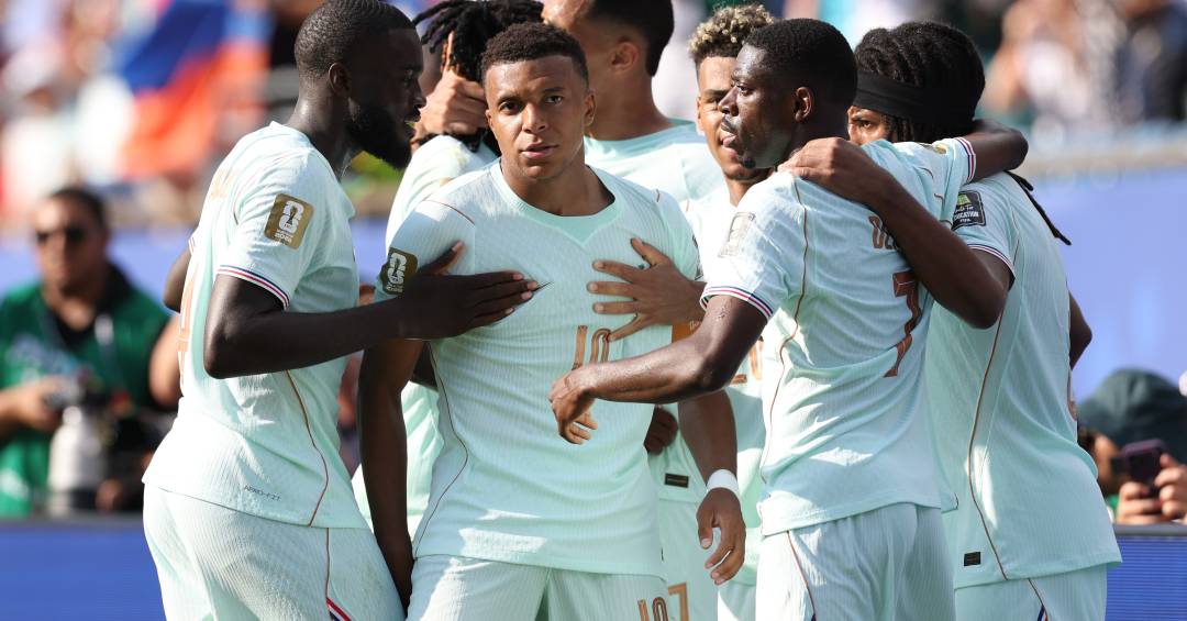 Kylian Mbappé e jogadores da França durante partida contra o Marrocos