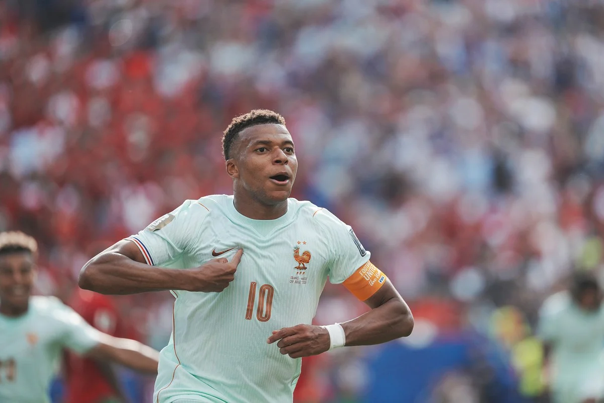 Kylian Mbappé com a camisa da seleção francesa