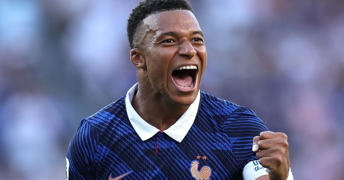 Kylian Mbappé com a camisa da seleção francesa