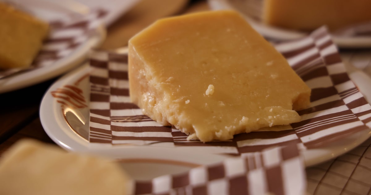 Pedaço de queijo parmesão La Sereníssima
