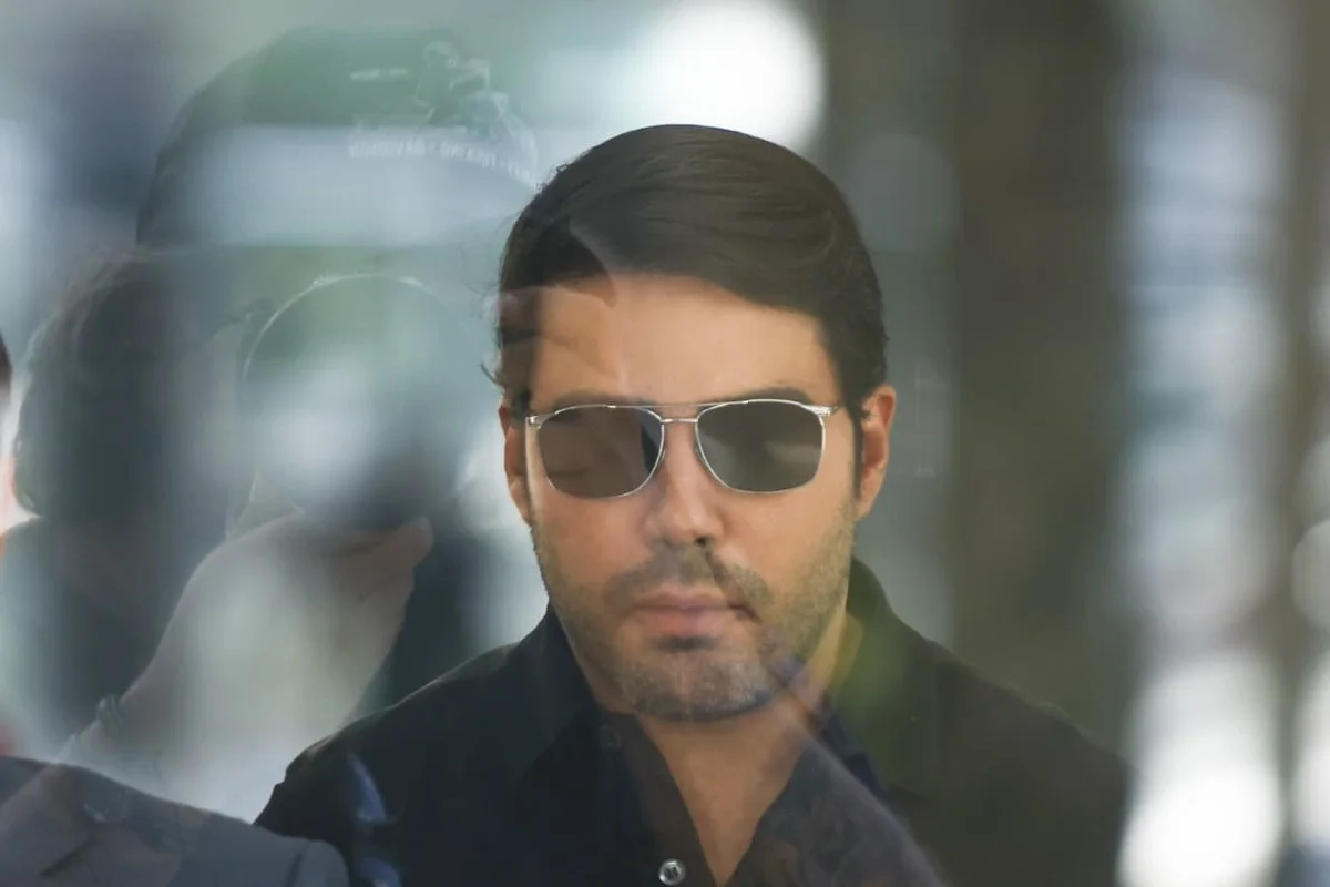 Thiago Miranda deixa sede da Polícia Federal ao lado de advogado