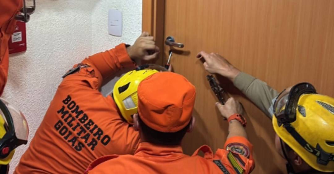 Policiais militares e bombeiros durante resgate em apartamento em Goiânia