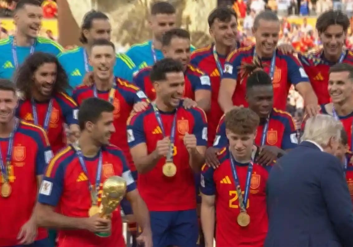 Mikel Merino durante a cerimônia de premiação da Espanha