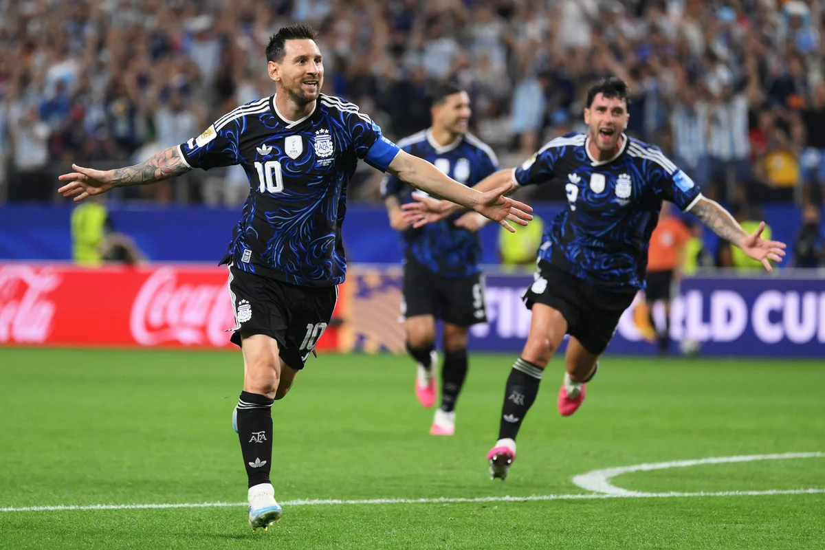 Lionel Messi com a camisa da seleção argentina