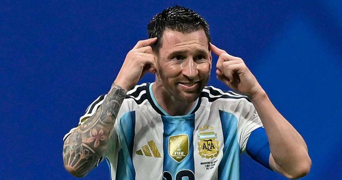 Lionel Messi com a camisa da seleção argentina