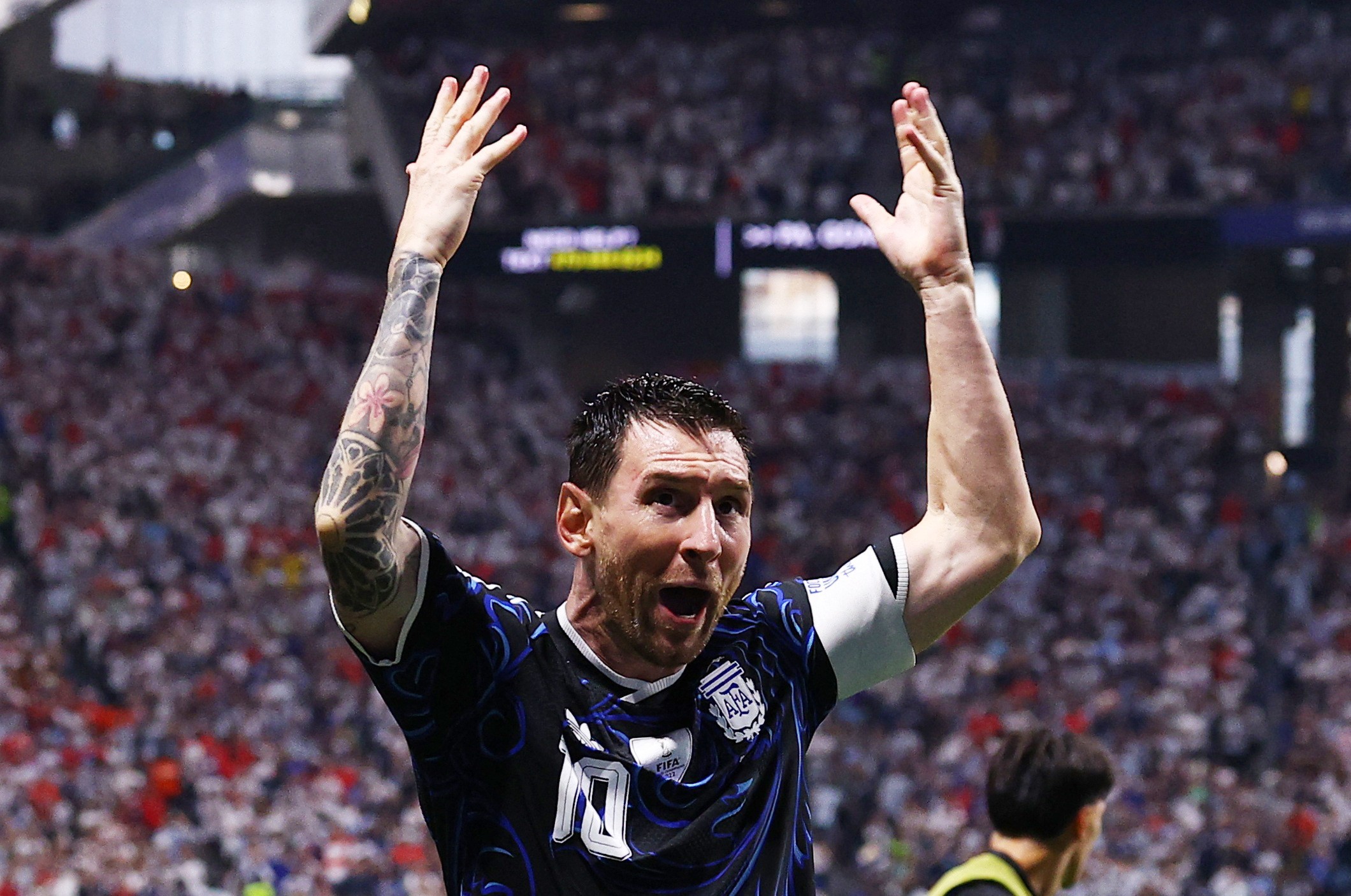 Lionel Messi comemora durante Argentina x Inglaterra