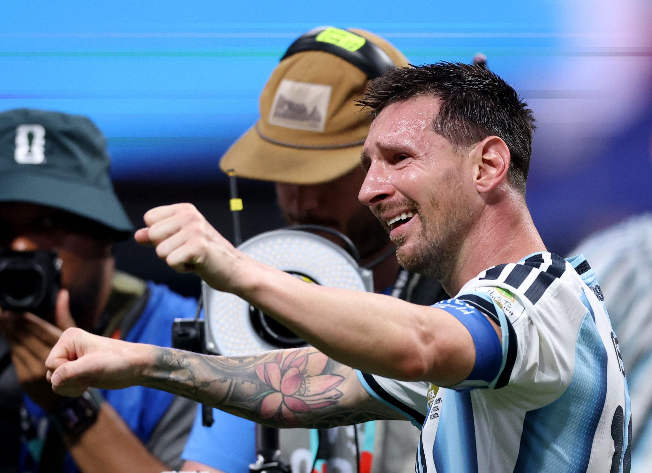 Lionel Messi emocionado no gramado após Argentina x Egito em Atlanta