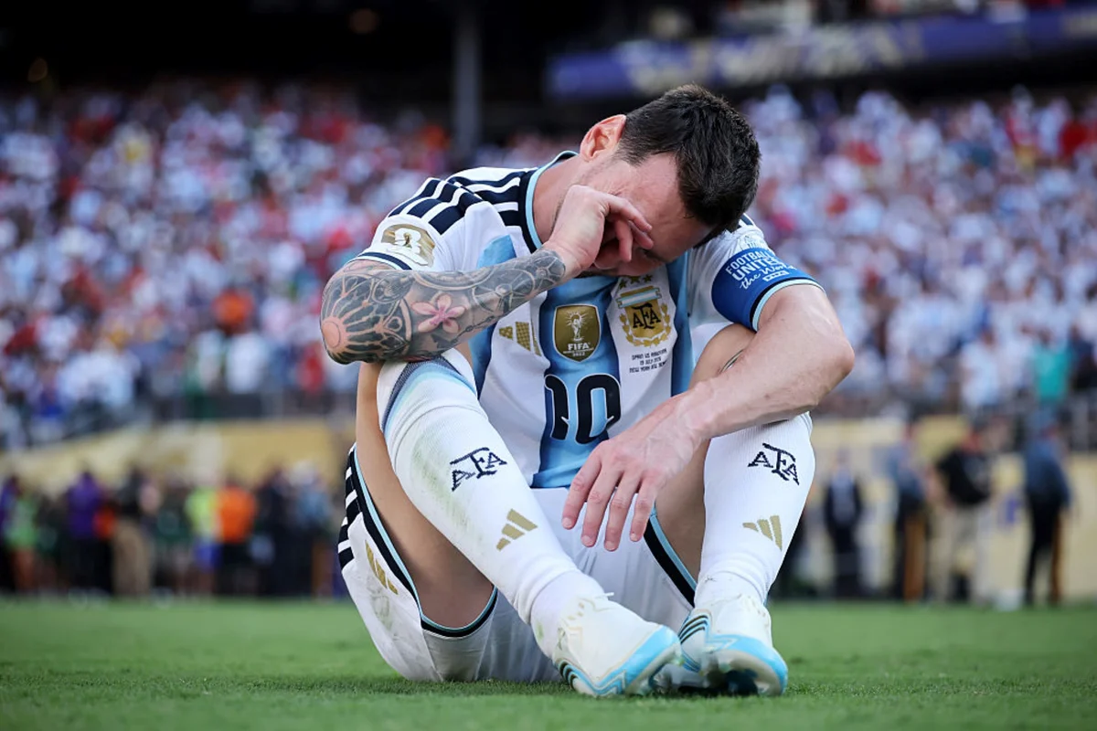 Lionel Messi com a camisa da seleção argentina