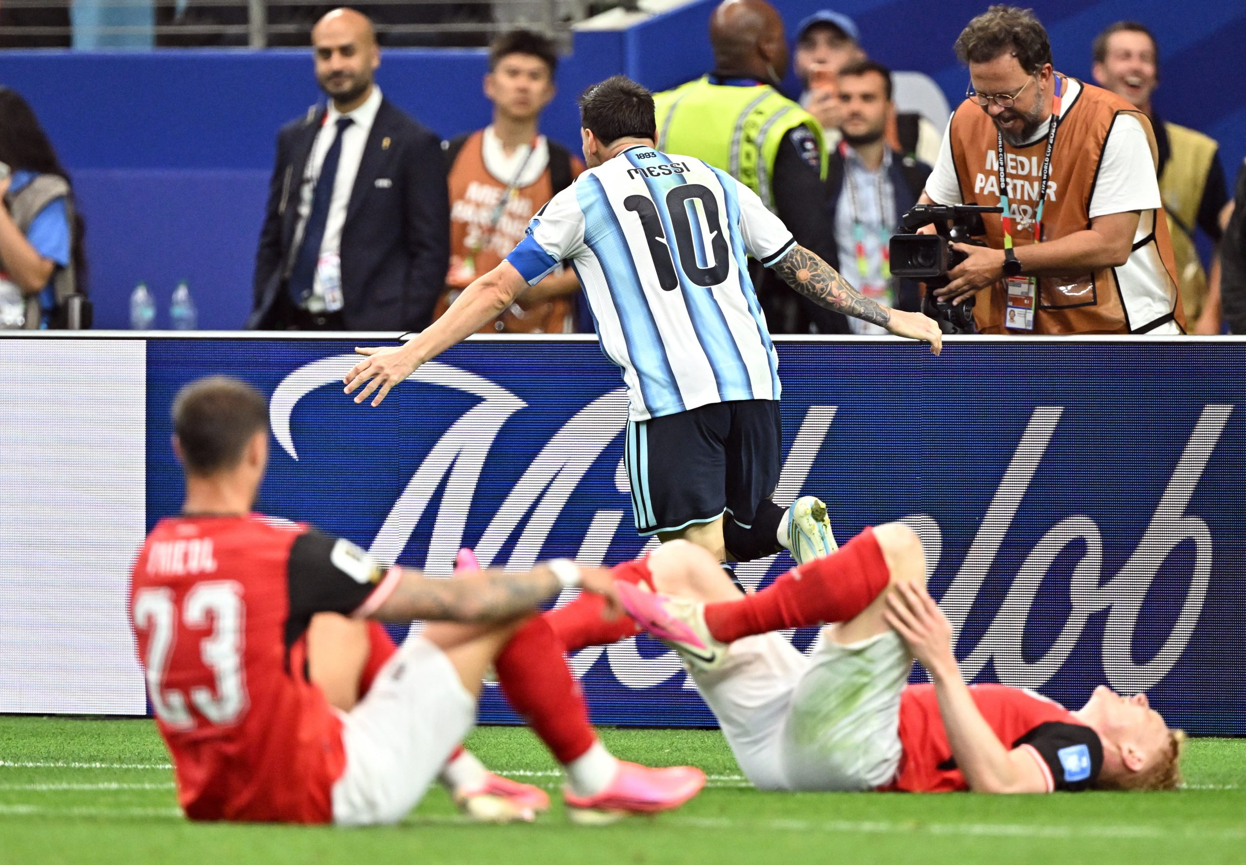 Lionel Messi comemora gol pela Argentina contra a Áustria na Copa do Mundo 2026