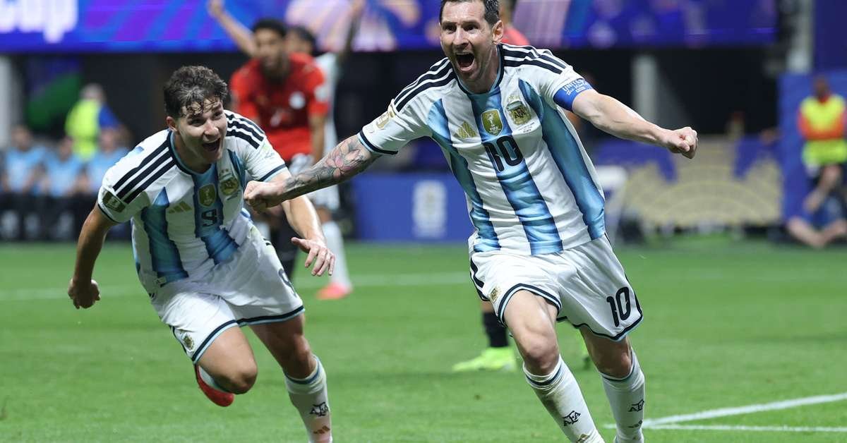 Lionel Messi com a camisa da seleção argentina